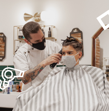 salon de coiffure avec un coiffeur qui coiffe un client