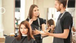 coiffeurs et une cliente dans un salon de coiffure